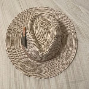 Wallaroo pack/fold SPF 50+ hat in taupe/ivory new never worn with tags attached!
